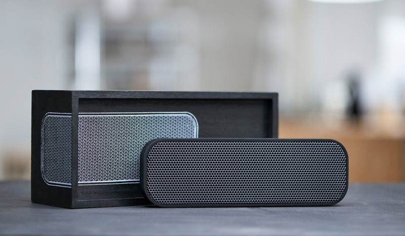 Speaker Bluetooth Schwarz von Kreafunk verpackt in stylischer Holzschachtel