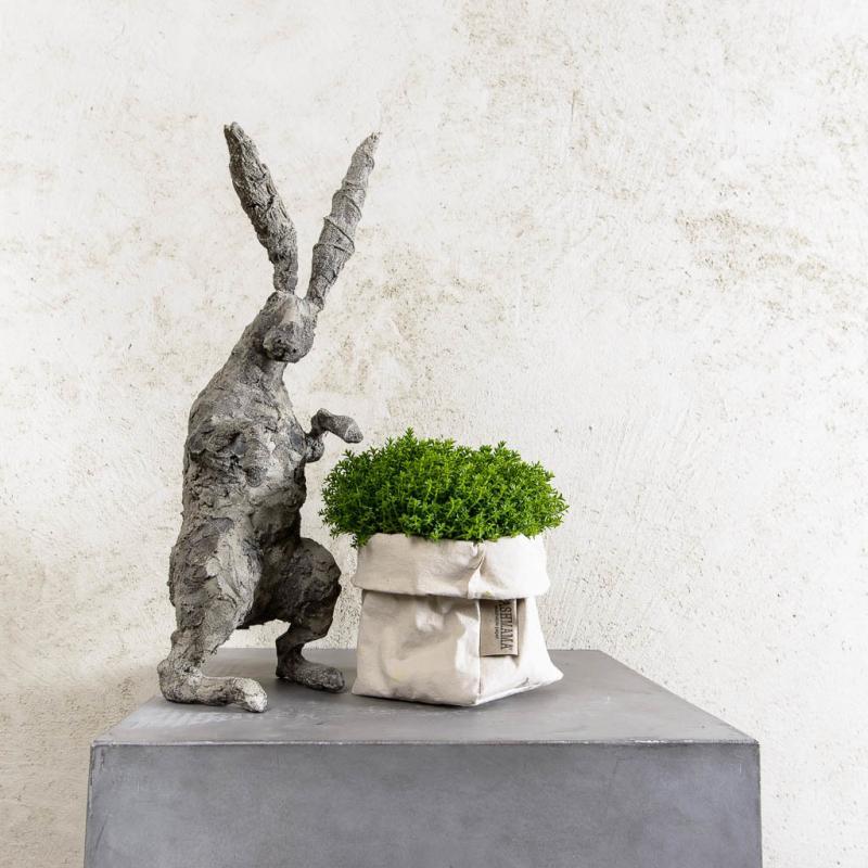 Hase Gross aus Beton von Ruth Baldinger