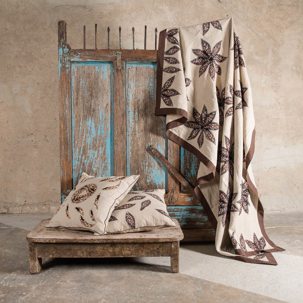 Leinen Plaid Beige Brown Flowers von Erica Matile Leinen Plaid Beige Brown Flowers von Erica Matile